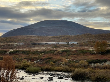 Toget passerer snøhetta på Dovrebanen