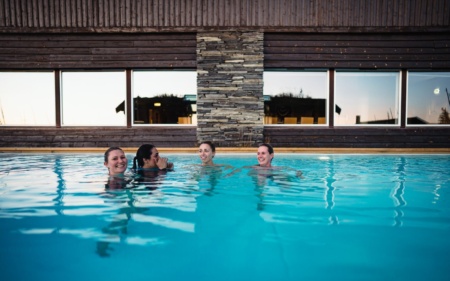 fire kvinner koser seg i et basseng